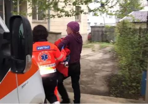O femeie din Botoşani a vărsat oala cu apă clocotită peste copilul ei, în vârstă de 2 ani