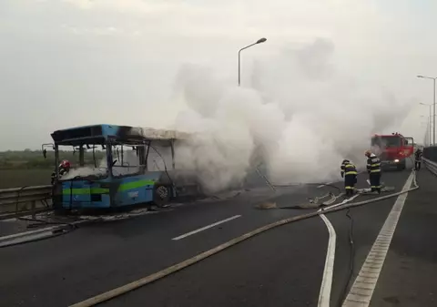 Un autobuz care mergea pe autostrada Arad - Timișoara a luat foc