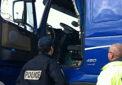 Şofer român de camion, beat la volan, pe o autostradă din Franţa. Cum l-au găsit polițiștii