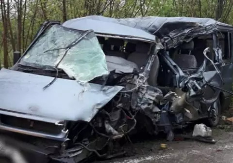 Un microbuz cu călători a intrat într-un tir în Dâmbovița. Echipele de descarcerare intervin la fața locului