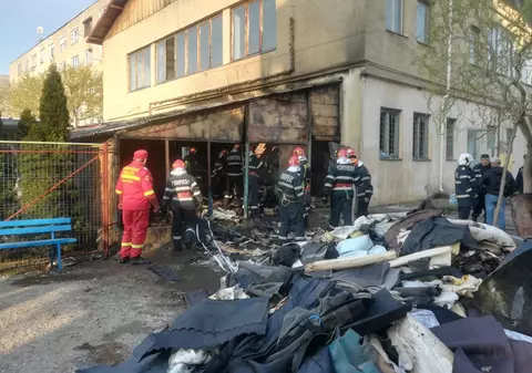 Incendiu la fabrica de încălțăminte din Marghita. Focarul amenința clădirile și mașinile din apropiere |VIDEO