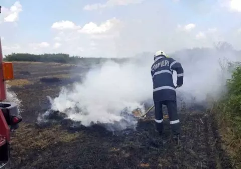 Incendiu de miriște în localitatea Borsec. Un bărbat a primit îngrijiri medicale, după ce a inhalat fum