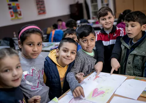 450 de copii descoperă o viață normală la școală