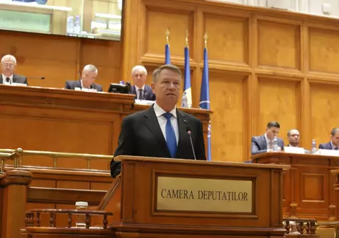 VIDEO | Preşedintele Klaus Iohannis, huiduit în şedinţa solemnă a Parlamentului, în timpul discursului anti-PSD. Opoziţia l-a aplaudat