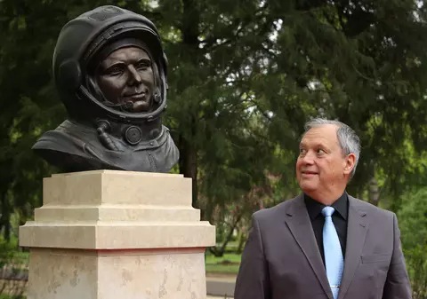 FOTO / Bust din bronz al cosmonautului Iuri Gagarin, inaugurat în Parcul Herăstrău. La eveniment a participat și Dumitru Prunariu