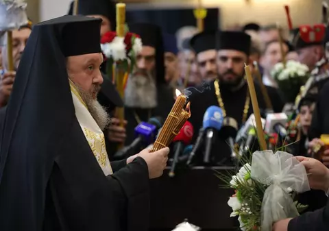 MAI a modificat acordul cu BOR: Slujbele vor fi fără credincioși, iar pâinea sfințită va fi dusă la domiciliu. Poliția nu mai împarte Lumina de Înviere