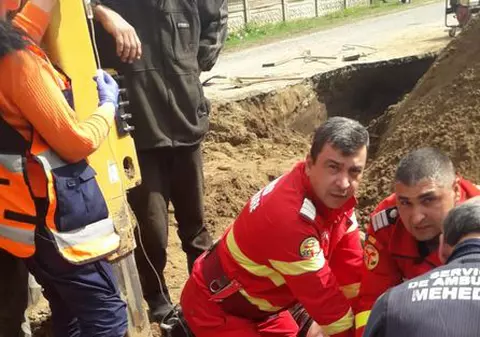 Doi muncitori prinși sub un mal de pământ, în Mehedinți. Unul a murit |VIDEO
