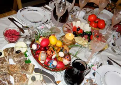 Rețete tradiționale de Paște. Cum se prepară drobul, pulpa de miel la cuptor și cozonacul