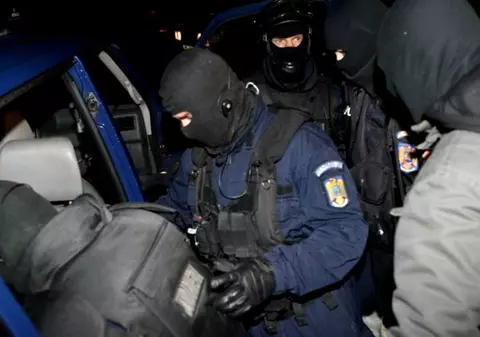 Două clanuri interlope s-au războit pe străzile din Capitală după ce o fată a refuzat să se mărite