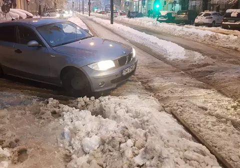 Șofer din Timișoara, amendat din cauza zăpezii. Strada necurățată l-a determinat să circule pe linia de tramvai |VIDEO
