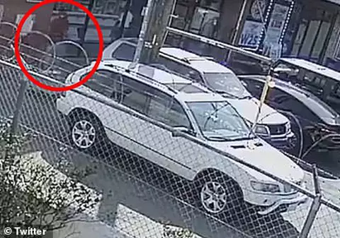 Momentul în care rapper-ul Nipsey Hussle a fost împușcat mortal pe stradă, în Los Angeles. Artistul l-ar fi cunoscut pe agresor / VIDEO