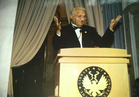 Singurul muzician român premiat de Barack Obama, Nicolae Feraru, dezamăgit de politicienii români: «Obama mi-a dat un trofeu, din România am primit o diplomă scrisă greșit»