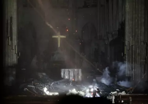 FOTO | Primele imagini din interiorul Catedralei Notre-Dame. Altarul și crucea lui sunt întregi