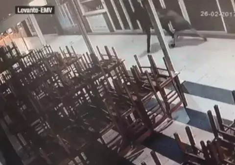 O româncă din Spania a rămas fără miros, după ce soțul ei a bătut-o cu sălbăticie. Bărbatul pierduse o avere la păcănele