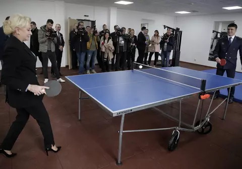 Viorica Dăncilă a jucat ping-pong cu şeful Poliţiei de Frontieră! A câştigat schimbul de mingi, încălțată în pantofi cu toc