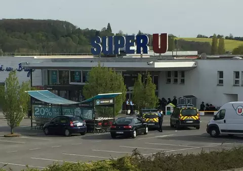 Luare de ostatici într-un supermarket din Franța. Un bărbat înarmat a fost arestat