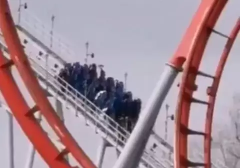 VIDEO | Momente de panică într-un parc de distracții. Oamenii au rămas blocați la peste 30 de metri înălțime