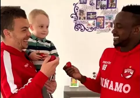 VIDEO/ Paștele internațional al dinamoviștilor. Un creștin ortodox, Dan Nistor, l-a invitat la el acasă pe unul catolic, nigerianul Simon Zenke, și au sărbătorit românește!