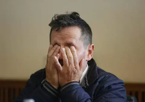 FOTO&VIDEO/ Explicația halucinantă a primarului care a turnat bere peste cadavrul unui urs: „Acasă când tai porcul primul pahar de țuică îl torn peste el. Așa am făcut și aici”