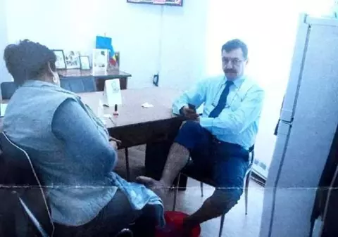 Directorul din Primăria Târgu-Jiu căruia i se făcea pedichiura la serviciu a fost concediat