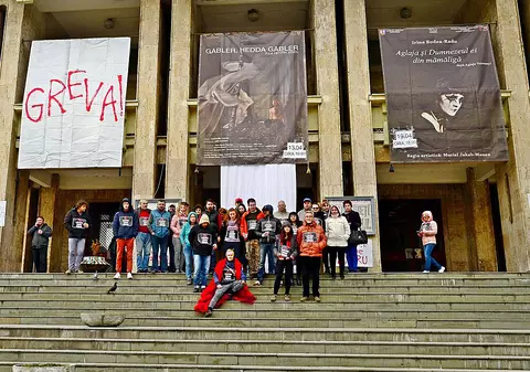 Actorii Teatrului „I.D.Sârbu” din Petroșani sunt în grevă. Ei îl susțin pe directorul Cosmin Rădescu