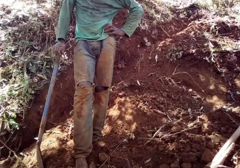 Un bărbat din Kenya și-a făcut singur un drum, cu doar trei unelte. De ce au refuzat localnicii să-l ajute