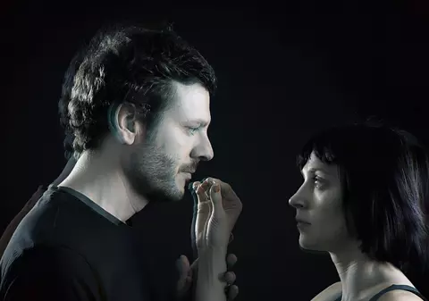 Recomandările culturale ale săptămânii. Descoperiți-l pe Bogdan Dumitrache, actorul de teatru, și lecuiți-vă de pesimism cu o carte despre evoluția lumii