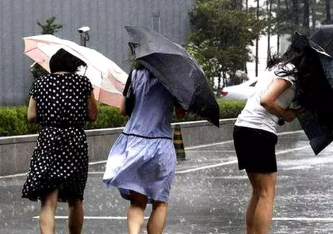 Avertizare meteo pentru următoarele patru zile: Averse și descărcări electrice, în toată țara, inclusiv în Capitală