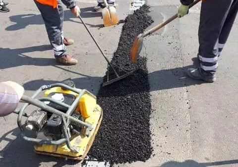 UPDATE | Muncitorii care reparau Podul Grant au turnat bitum pe rosturile de dilatație, iar Gabriela Firea a distribuit fotografiile pe Facebook. Care este explicația Primăriei