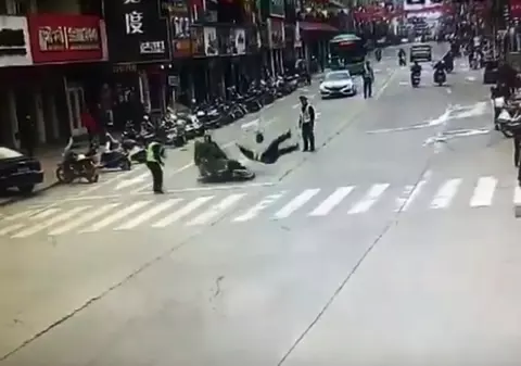 VIDEO | Un polițist a fost lovit în plin de un motociclist care își transporta nevasta și copilul!