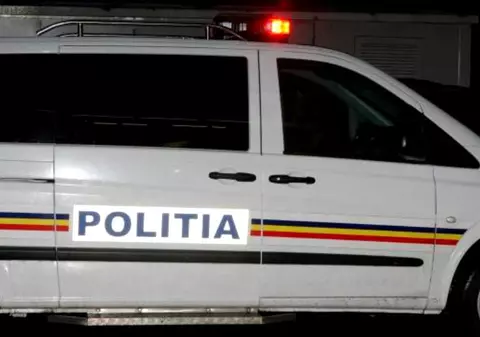 Un copil de 10 ani a lovit cu mașina pe care o conducea alte două autoturisme și a rupt o țeavă de gaz din Huși