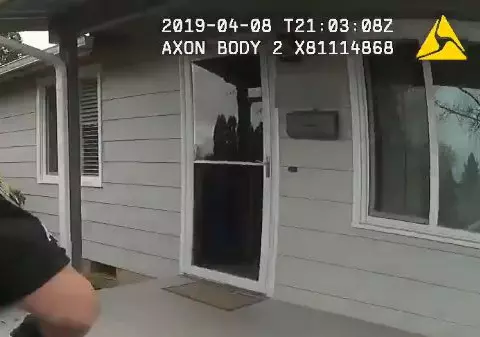 VIDEO/ Polițiștii au fost chemați să intervină la un jaf, dar au izbucnit în hohote de râs când au ajuns. Cine era „tâlharul” din casă
