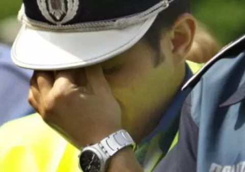 Un jandarm și un polițist au fost agresați de un tânăr și de mama lui! Cei doi au fost reținuți