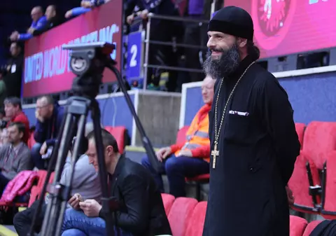 VIDEO | Un preot a oferit IMAGINEA ZILEI la Campionatele Europene de lupte de la București. Și-a susținut cu patos favoritul!