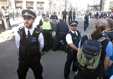 Peste 1.000 de activiști de mediu, arestați în timpul protestelor din Londra. Obiectivele ocupate au fost redate circulației