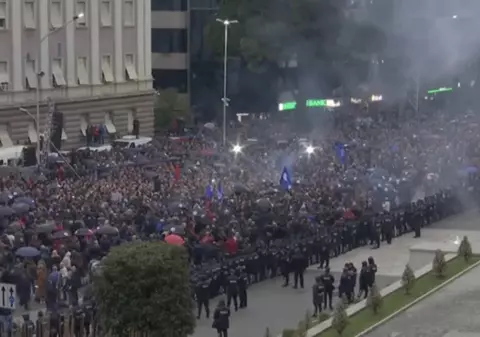 Proteste violente în Albania. Mii de oameni, în stradă pentru a cere demisia premierului / VIDEO