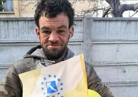 PSD, acuzat că a plătit un om al străzii pentru a-l poza cu steagul PNL. Reacția lui Ludovic Orban: „Să exploatezi sărăcia unui om ca să obţii ce?”