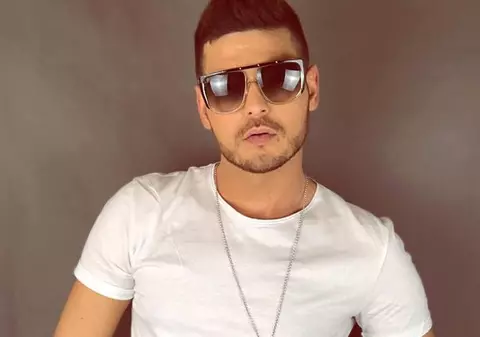 Experiența lui Răzvan Botezatu într-un club gay din Germania. "Am dat-o în bară de la început"