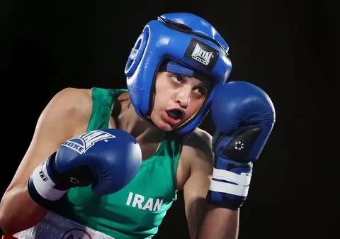 Prima femeie din Iran care a boxat într-un meci oficial riscă să fie arestată din cauza echipamentului pe care l-a purtat