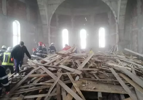UPDATE / Muncitorul din Sibiu peste care a căzut schela dintr-o biserică va fi operat la picioare