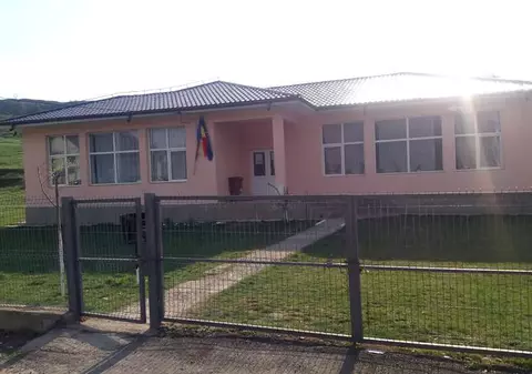 Directorul şcolii din Iași, demis după ce un copil de trei ani a căzut în fosa septică şi a murit