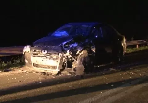 Localitate în beznă, după un accident provocat de un şofer beat. Doi oameni au rămas încarcerați