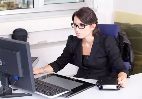 Cât câștigă o secretară în România și care sunt cerințele postului