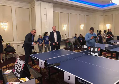 GALERIE FOTO / Marele Serghei Bubka a jucat tenis de masă în Parlamentul României!