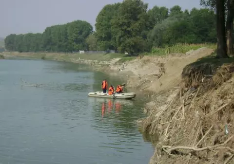 Cadavrul unui bărbat a fost găsit plutind în apele râului Siret. N-a fost identificat, fiindcă nu avea acte asupra lui