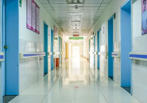 OPINIE | Guvernul ”ajută” clinicile private cu bani de la pacienți, fără să explice cât și pentru ce dau în plus din buzunar