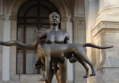 Statuia „Împăratul Traian” de la Muzeul de Istorie e făcută din alamă în loc de bronz! Primăria Capitalei a depus plângere pentru înșelăciune
