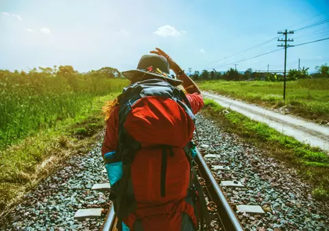 Tânără dezbrăcată complet, salvată din fața unui tren de un profesor din Vrancea. „Simțea că era posedată și că trebuia să se omoare”