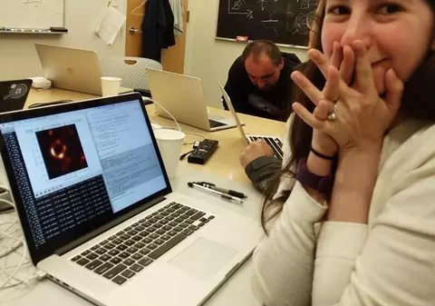 Cum au încercat „trolli” să-i saboteze meritele tinerei care a creat prima imagine cu o gaură neagră