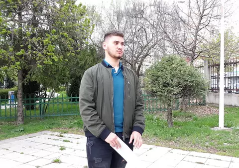 Tânărul bătut de 10 taximetriști în Galați face primele declarații. „Au sărit toţi pe mine cu răngi și bâte”